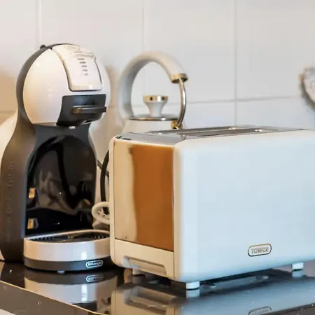 Apartment Urban Elegance Luxury Living With Kitchenette London