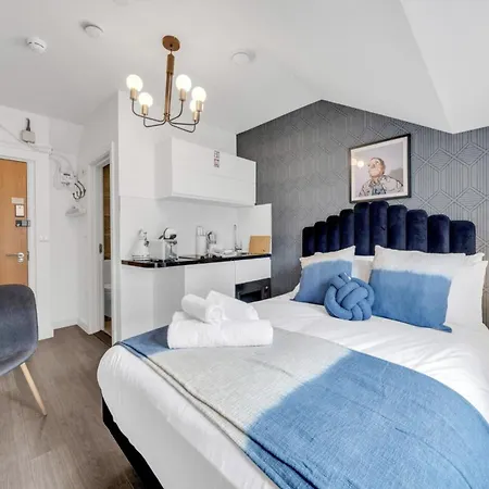 Urban Elegance Luxury Living With Kitchenette London