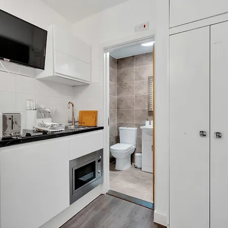 Urban Elegance Luxury Living With Kitchenette Apartment London