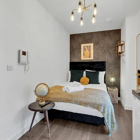 Urban Elegance Luxury Living With Kitchenette London