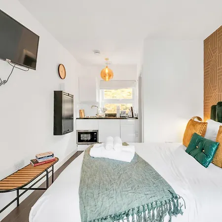 Urban Elegance Luxury Living With Kitchenette *