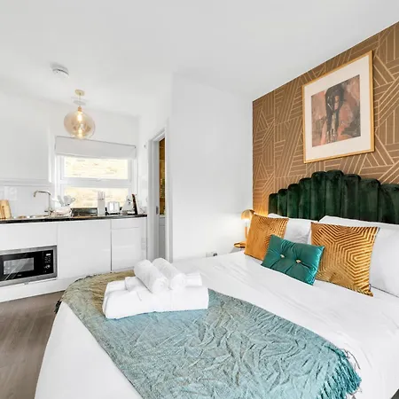 Urban Elegance Luxury Living With Kitchenette London
