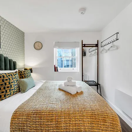 Urban Elegance Luxury Living With Kitchenette Apartment