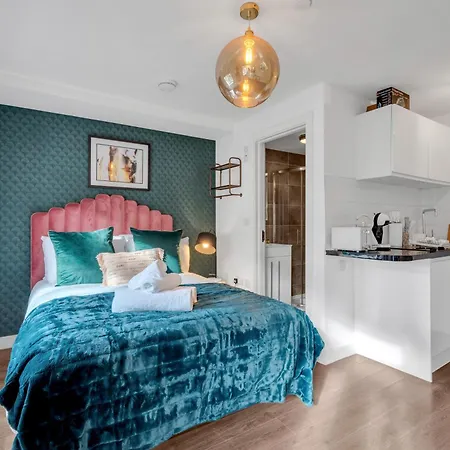 Apartment Urban Elegance Luxury Living With Kitchenette London