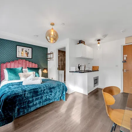 Urban Elegance Luxury Living With Kitchenette *