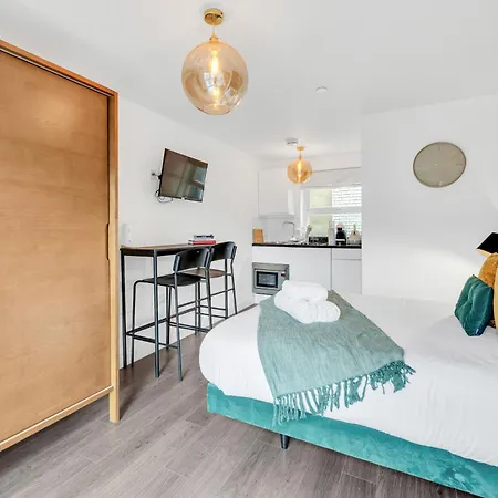 Urban Elegance Luxury Living With Kitchenette Apartment London