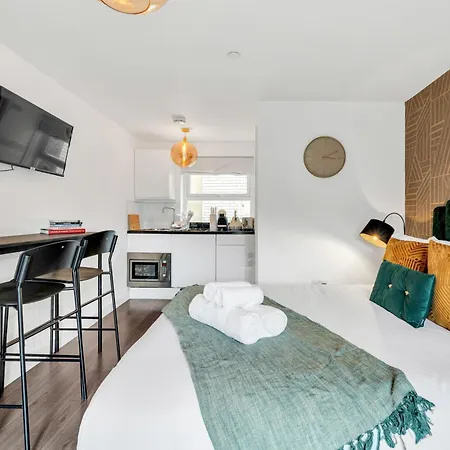 Apartment Urban Elegance Luxury Living With Kitchenette *