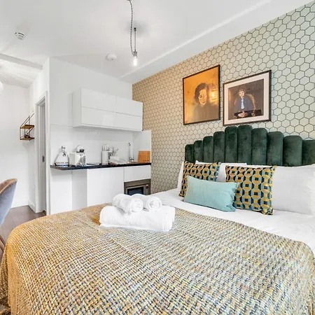 Urban Elegance Luxury Living With Kitchenette London