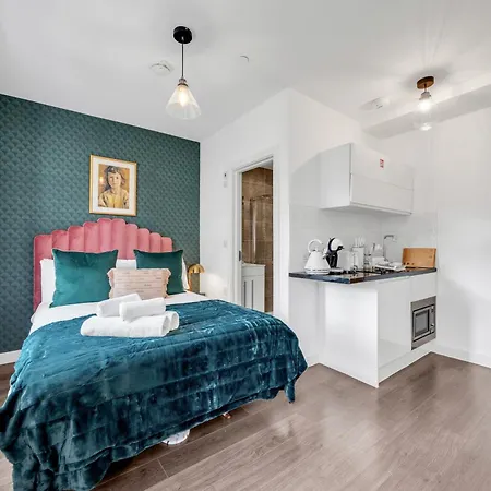 Urban Elegance Luxury Living With Kitchenette London