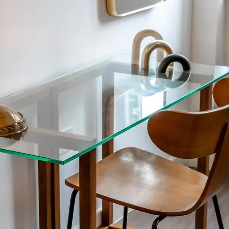 Urban Elegance Luxury Living With Kitchenette Apartment London