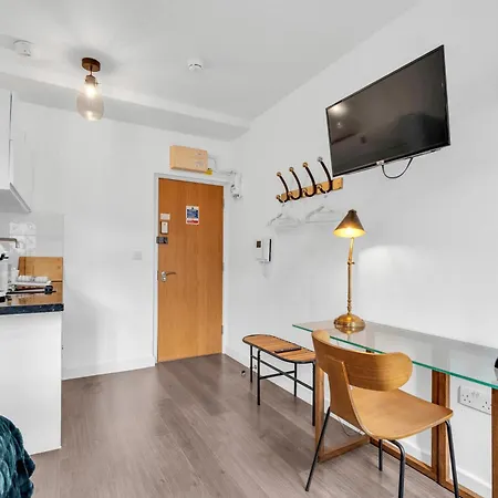 Urban Elegance Luxury Living With Kitchenette London