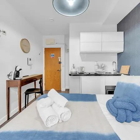 Urban Elegance Luxury Living With Kitchenette London