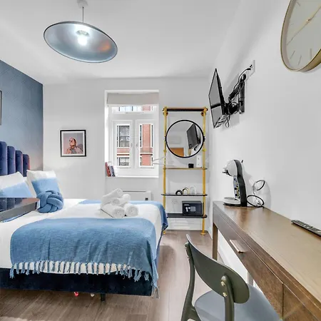 Urban Elegance Luxury Living With Kitchenette *