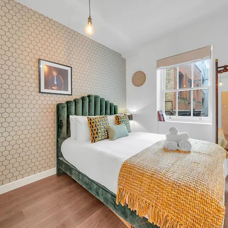 Urban Elegance Luxury Living With Kitchenette * London