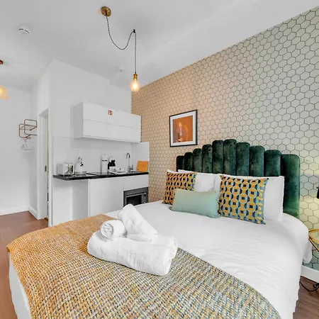 Urban Elegance Luxury Living With Kitchenette Apartment London
