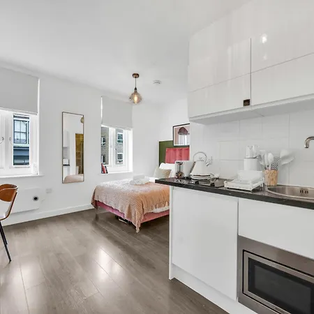 Urban Elegance Luxury Living With Kitchenette *