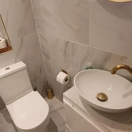 Luxurious Flat 19min From London, 7min To Station Apartment