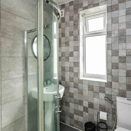 Apartament Lovely 3 Bed House In *
