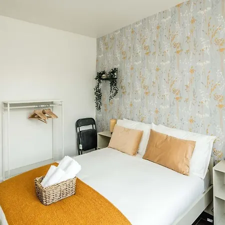 Apartament Lovely 3 Bed House In