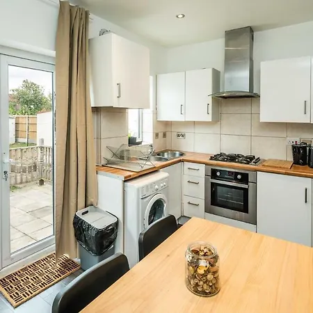 Lovely 3 Bed House In Apartament Feltham