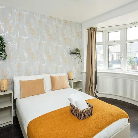 Lovely 3 Bed House In Apartament Feltham