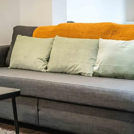 Lovely 3 Bed House In Apartment *