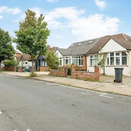 Lovely 3 Bed House In Apartament *