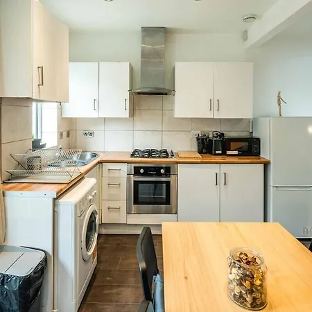 Apartament Lovely 3 Bed House In *