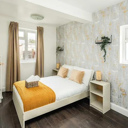 Lovely 3 Bed House In * Feltham