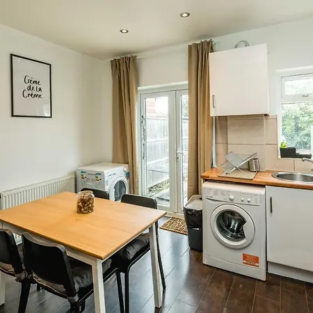 Lovely 3 Bed House In Apartment *