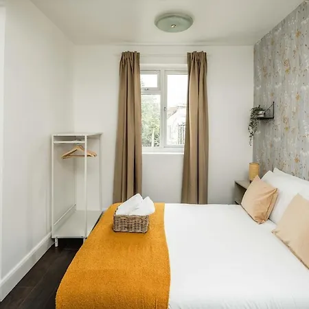 Apartament Lovely 3 Bed House In Feltham