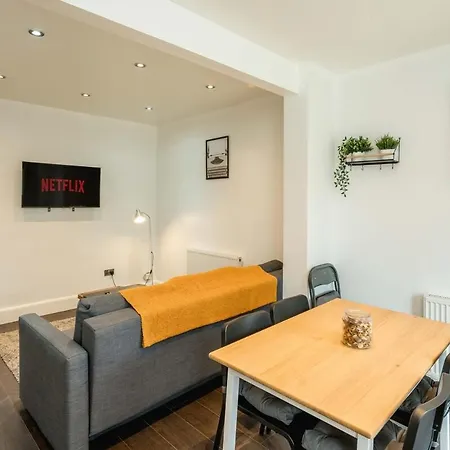 Lovely 3 Bed House In Feltham
