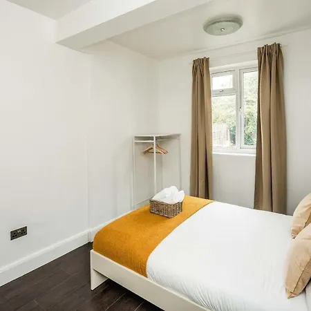 Apartament Lovely 3 Bed House In Feltham