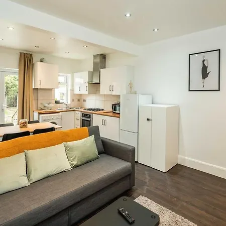 Lovely 3 Bed House In