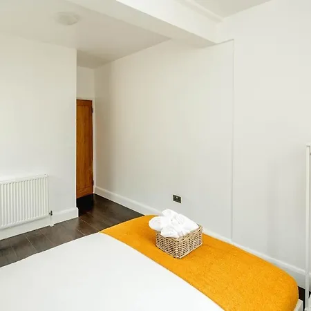 Apartament Lovely 3 Bed House In