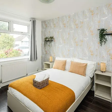 Lovely 3 Bed House In * Feltham