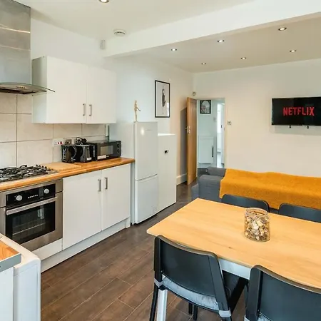 Lovely 3 Bed House In Feltham