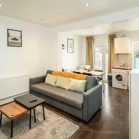 Lovely 3 Bed House In