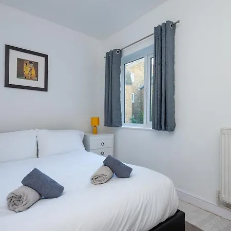 Comfy Flat Near Portobello Road Apartment