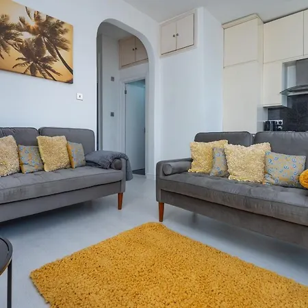 Comfy Flat Near Portobello Road Apartment