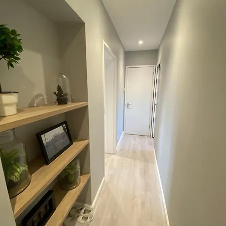 Newly Renovated - 70m2 Modern & Cosy - Balcony