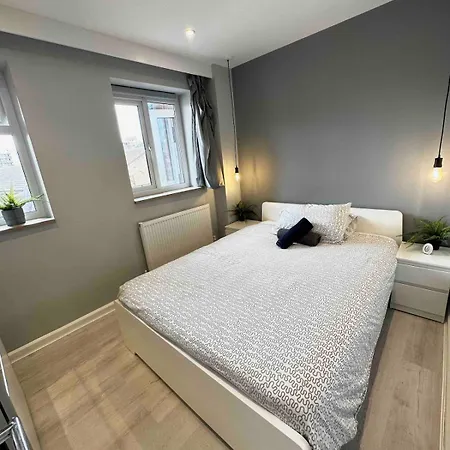 Newly Renovated - 70m2 Modern & Cosy - Balcony * London