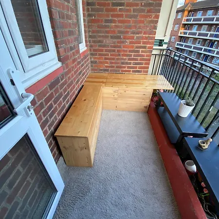 Newly Renovated - 70m2 Modern & Cosy - Balcony Apartment London