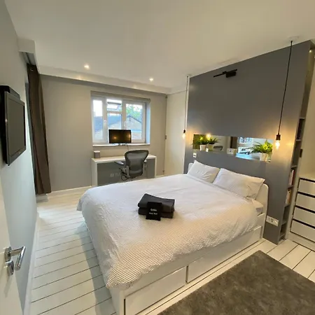 Newly Renovated - 70m2 Modern & Cosy - Balcony *
