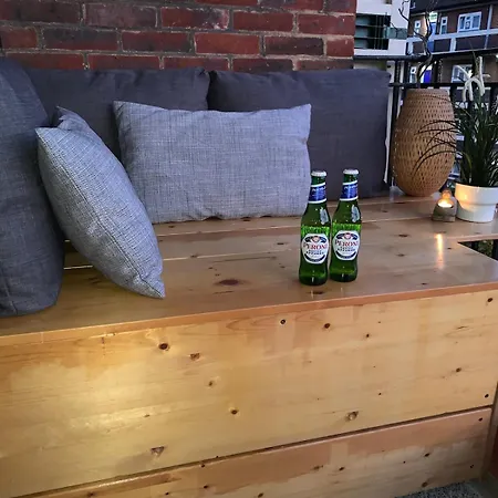 Newly Renovated - 70m2 Modern & Cosy - Balcony Apartment