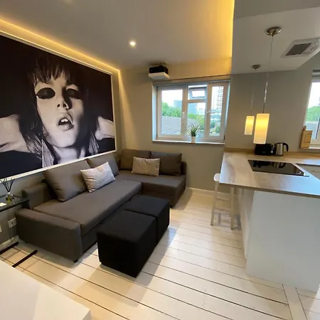 Newly Renovated - 70m2 Modern & Cosy - Balcony Apartment *