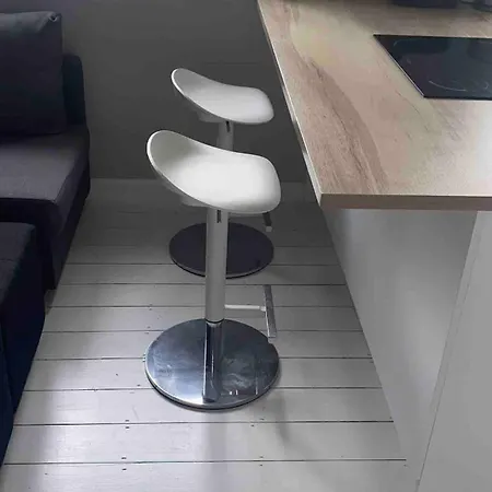 Newly Renovated - 70m2 Modern & Cosy - Balcony *