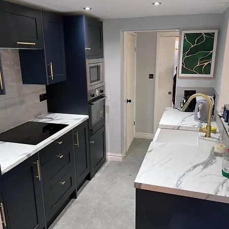 Holiday home Spacious 4-Bedroom Near London Bridge, Fast Wi-Fi, Dryer & Quick Access To Central London *