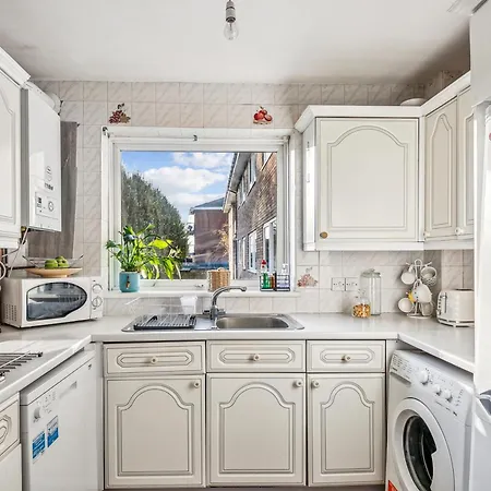 Spacious2br-balcony-parking-25mincentrallondon Apartment London