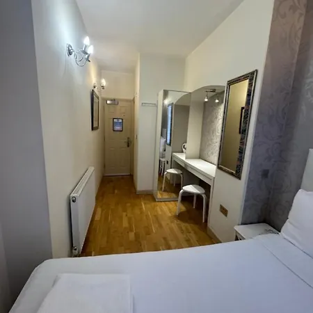 The Paramount Hotel 3*